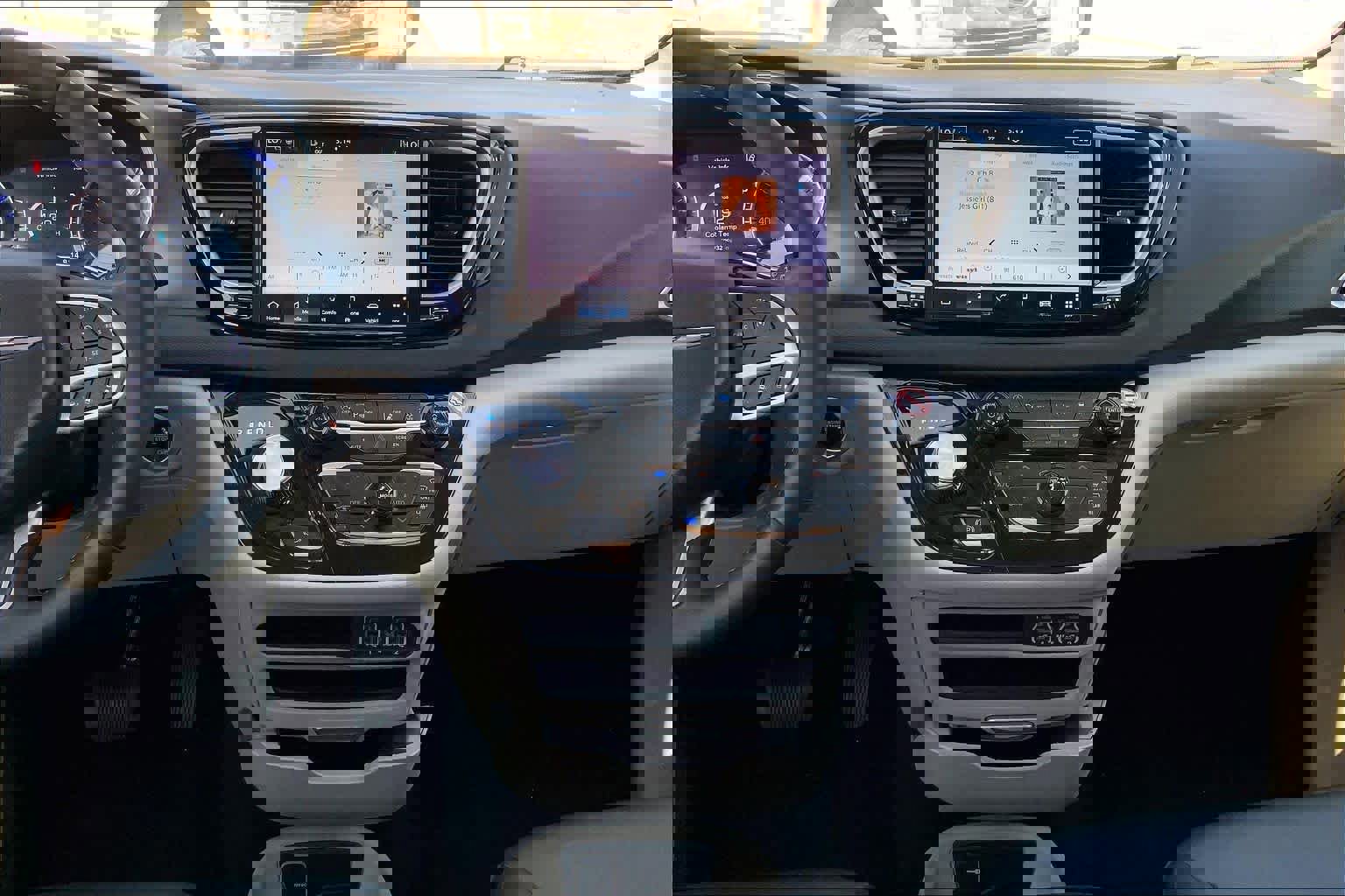 Used 2024 Chrysler Pacifica Touring-L image 9