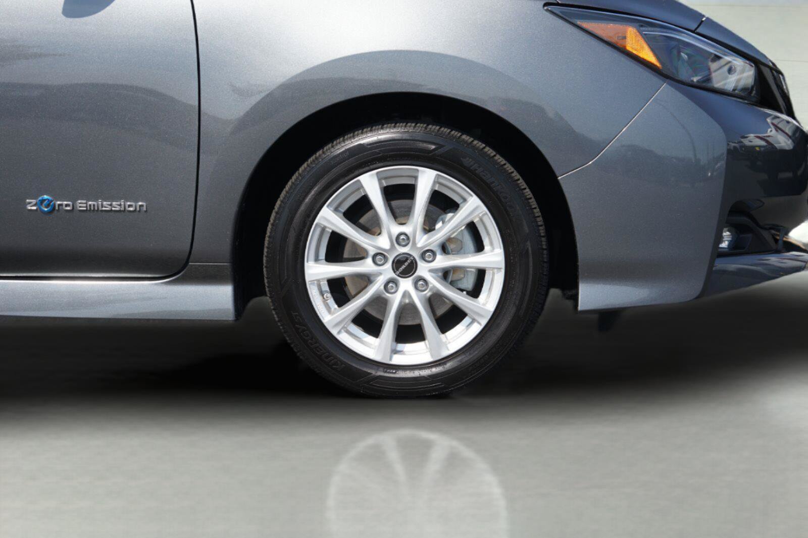 Used 2018 Nissan Leaf SV FWD image 4