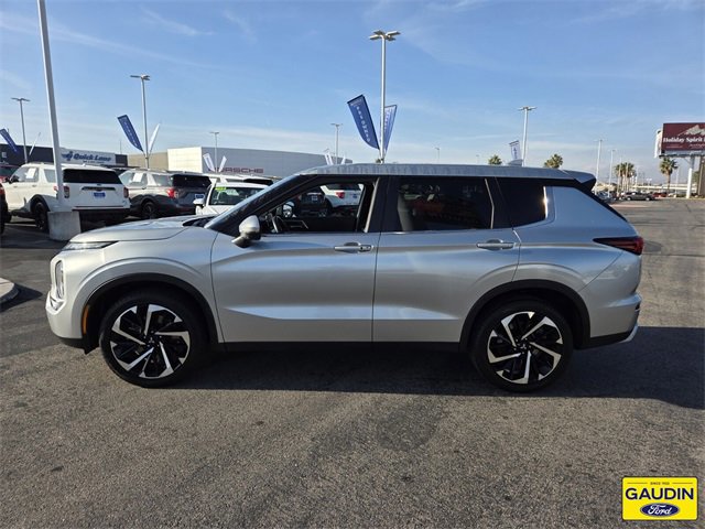 Used 2024 Mitsubishi Outlander SE image 2