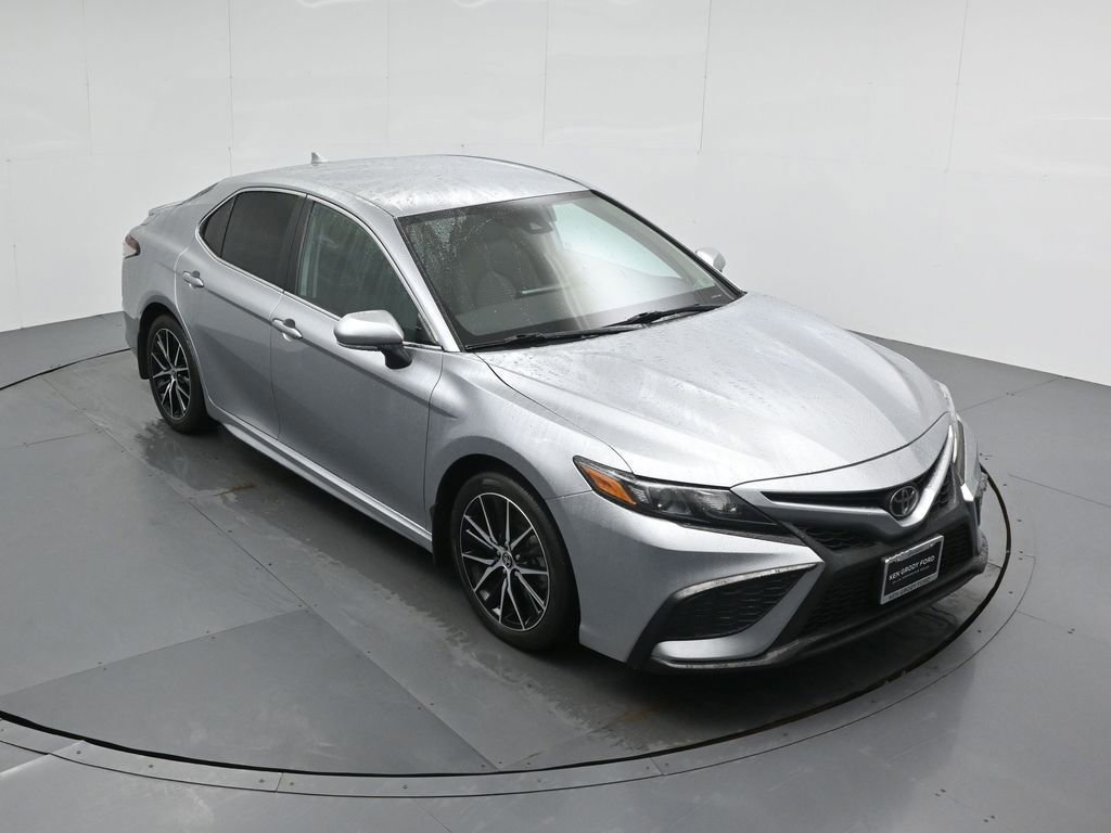 Used 2024 Toyota Camry SE image 4