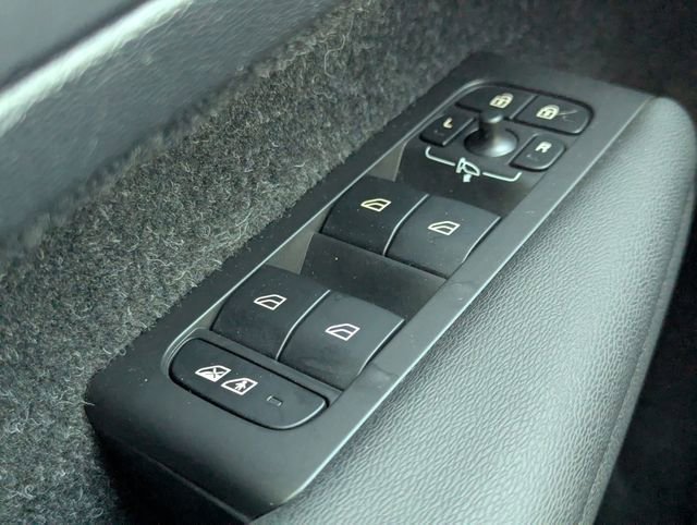 Used 2021 Volvo XC40 T5 R-Design w/ Protection Package Premier image 23