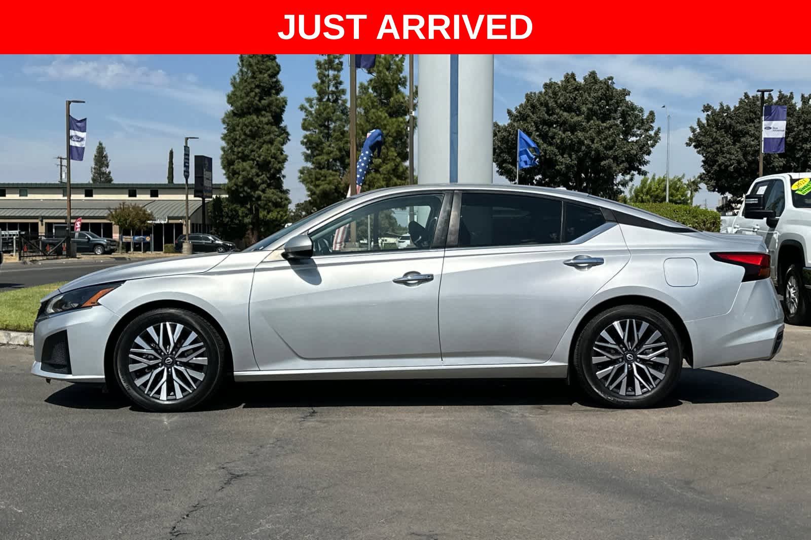 Used 2023 Nissan Altima 2.5 SV w/ SV Premium Package FWD image 6