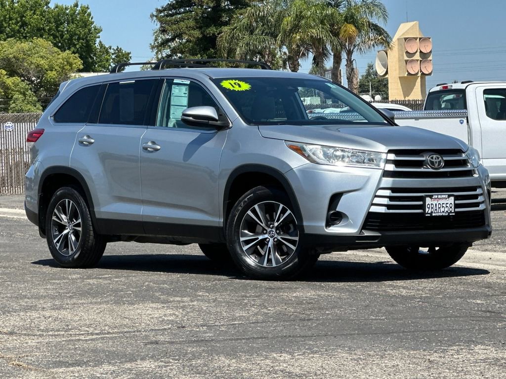 Used 2019 Toyota Highlander LE FWD image 1