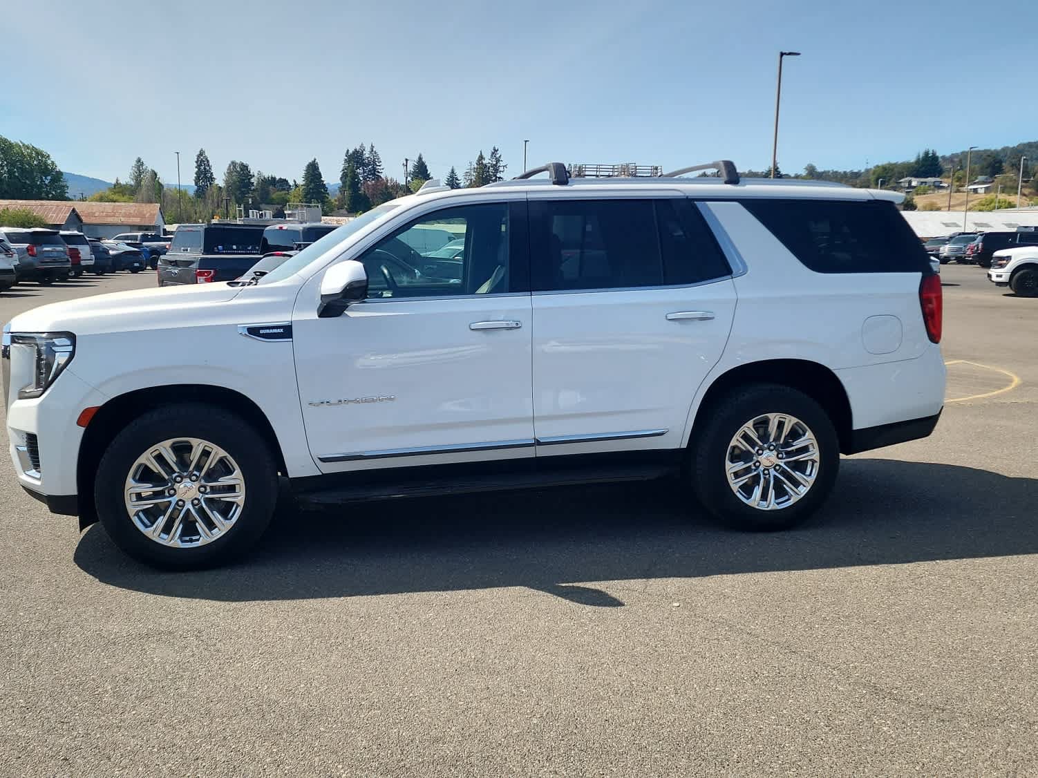 Used 2021 GMC Yukon SLT w/ SLT Premium Package AWD/4WD image 2