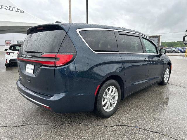 Used 2025 Chrysler Pacifica Select FWD image 4