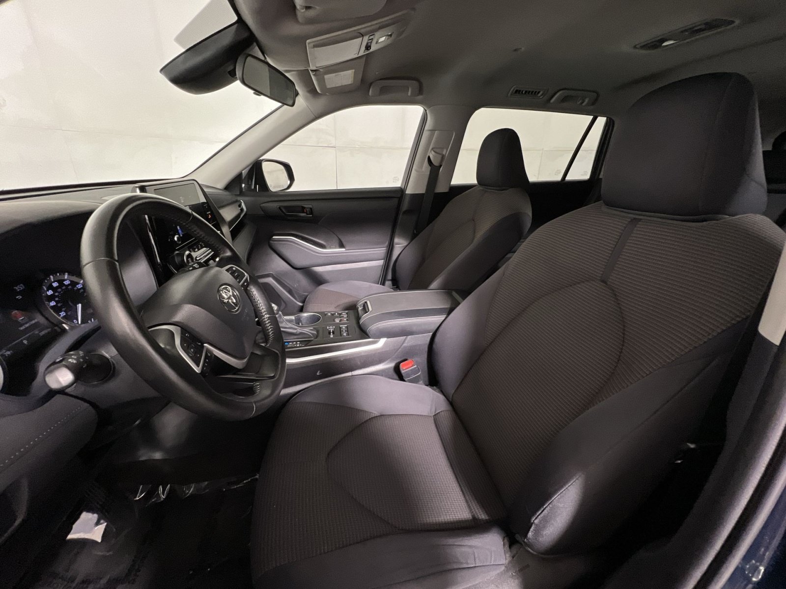 Used 2023 Toyota Highlander LE AWD/4WD image 13