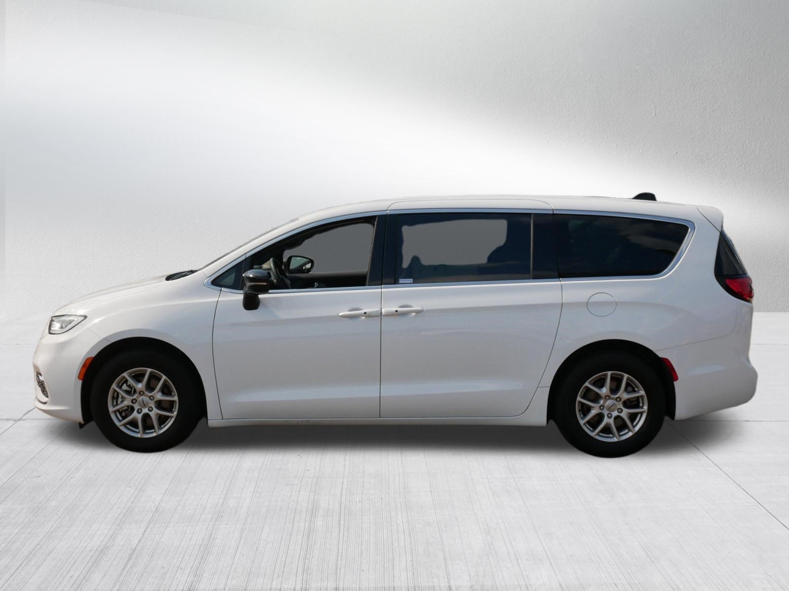 Used 2025 Chrysler Pacifica Select FWD image 4