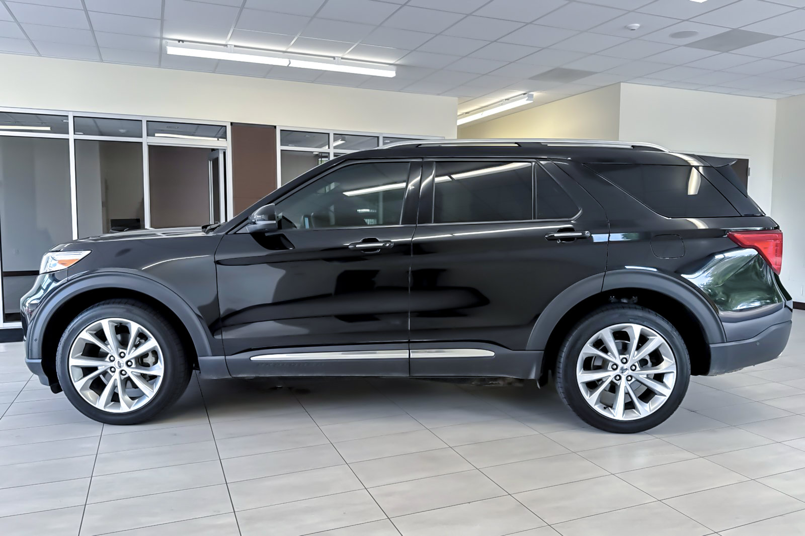 Certified 2021 Ford Explorer Platinum w/ Equipment Group 601A AWD/4WD image 7