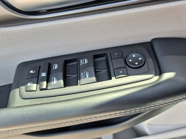 Used 2023 Chrysler Pacifica Touring-L AWD/4WD image 14