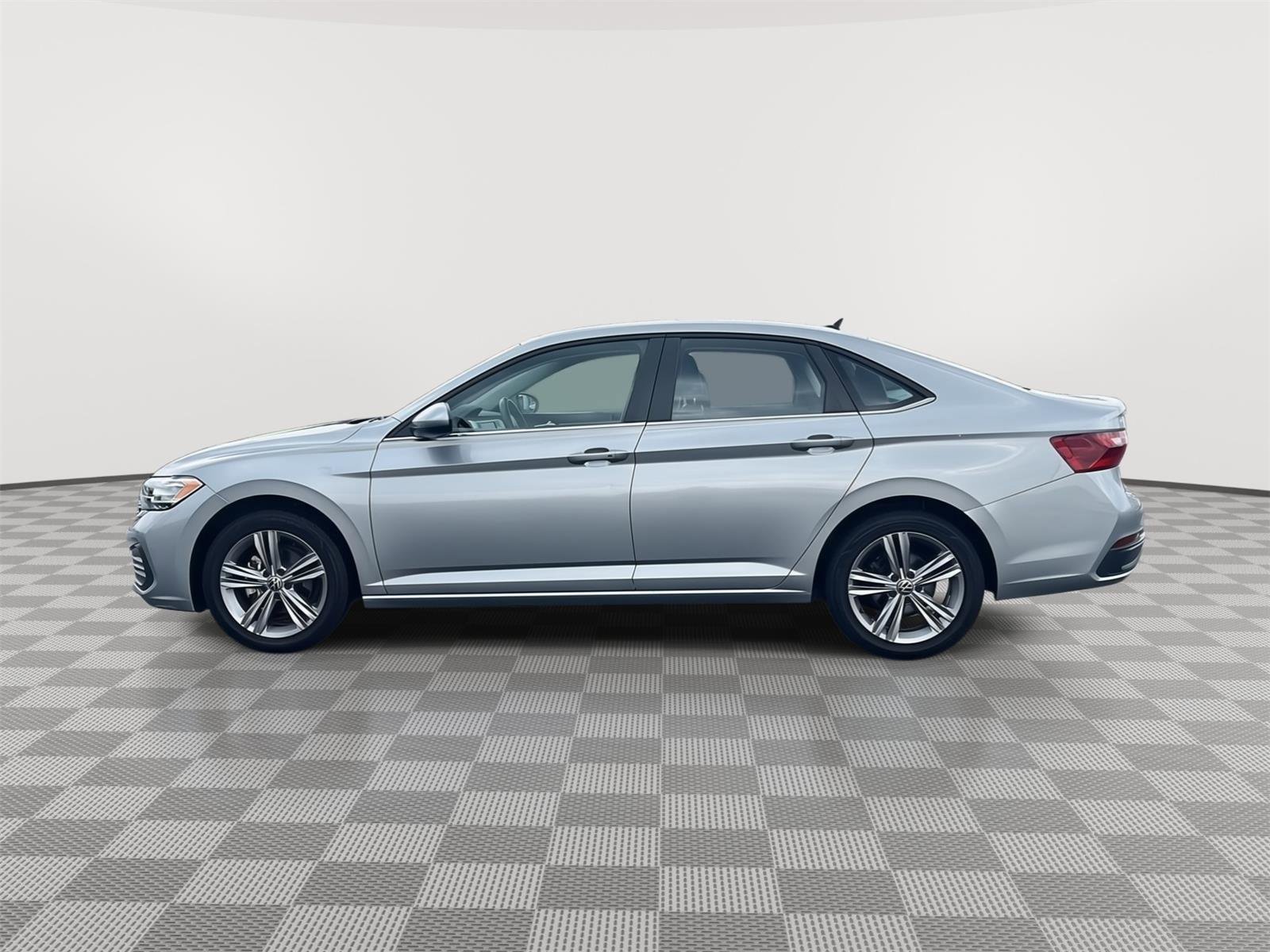 Used 2024 Volkswagen Jetta SE image 2