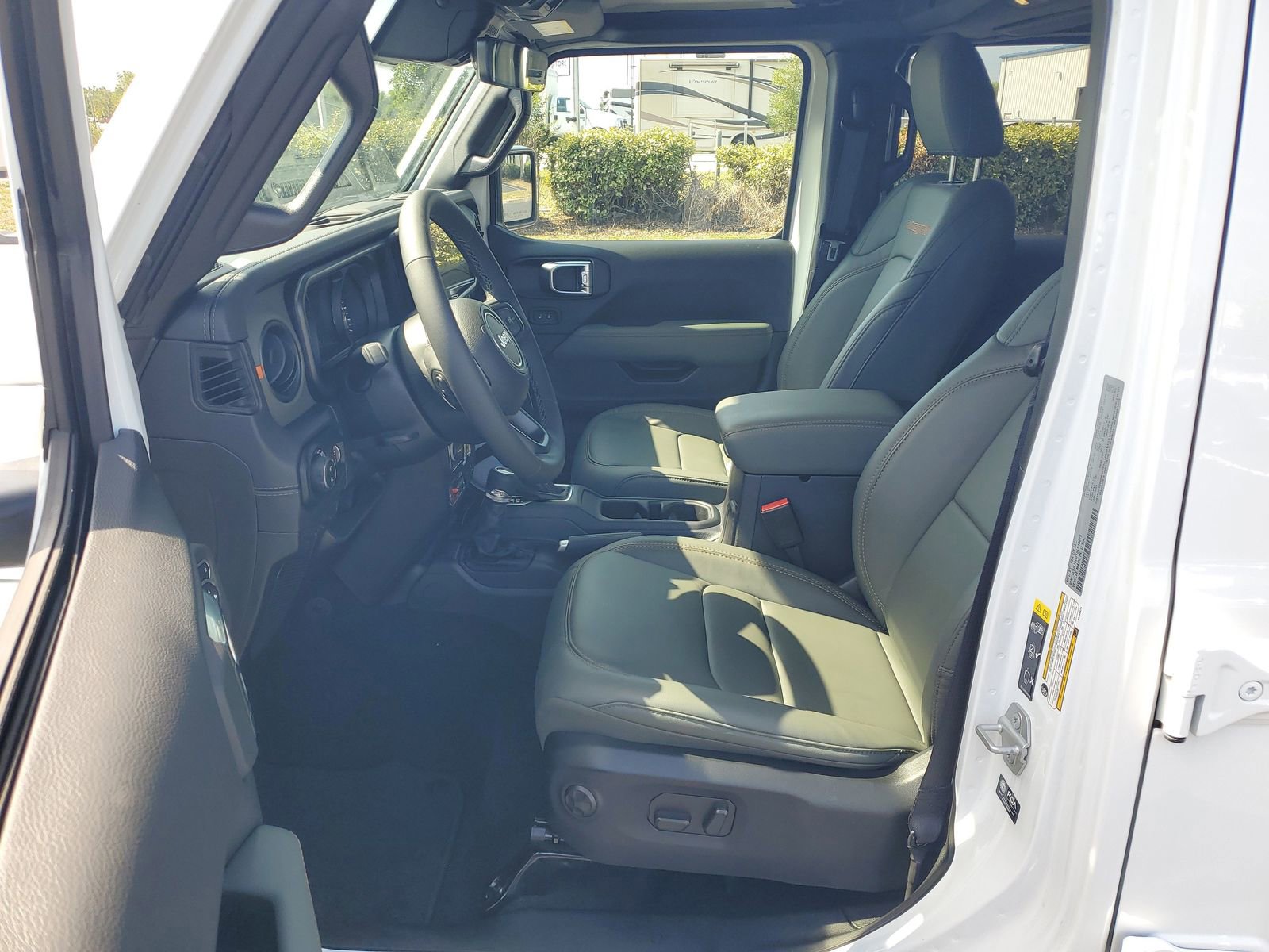 Used 2025 Jeep Gladiator Mojave AWD/4WD image 15