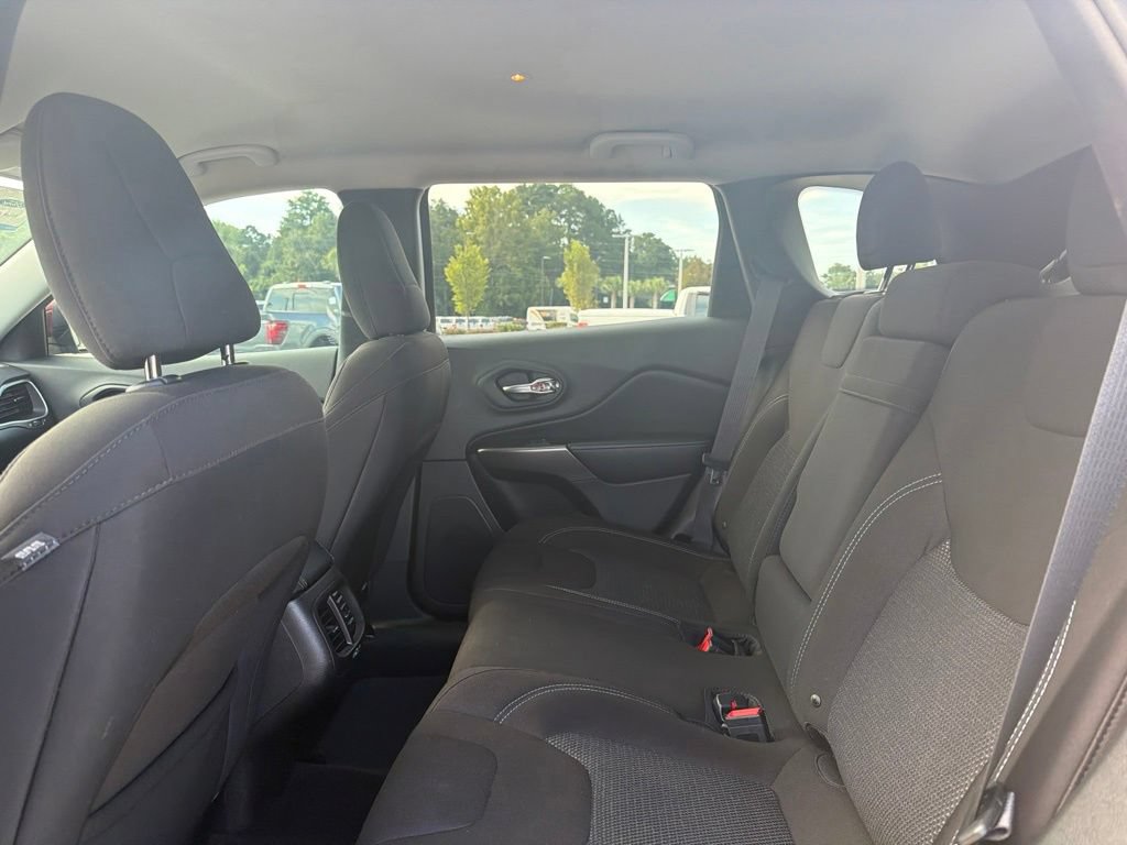 Used 2019 Jeep Cherokee Latitude w/ Popular Appearance Group FWD image 17
