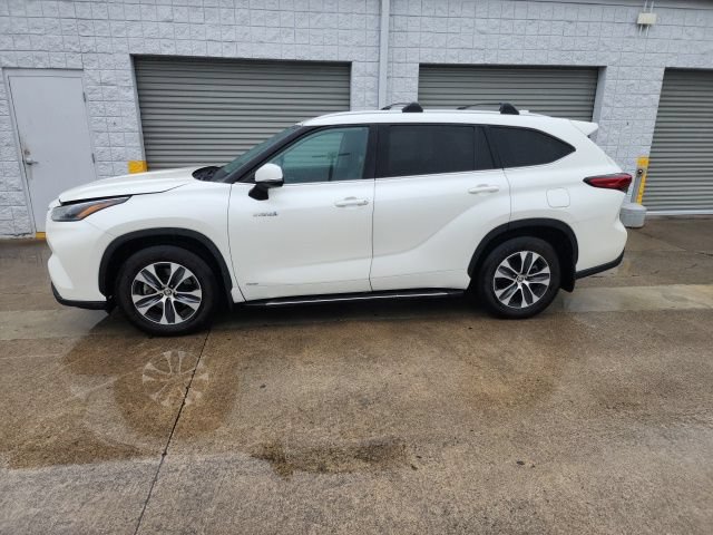 Used 2021 Toyota Highlander XLE AWD/4WD image 8