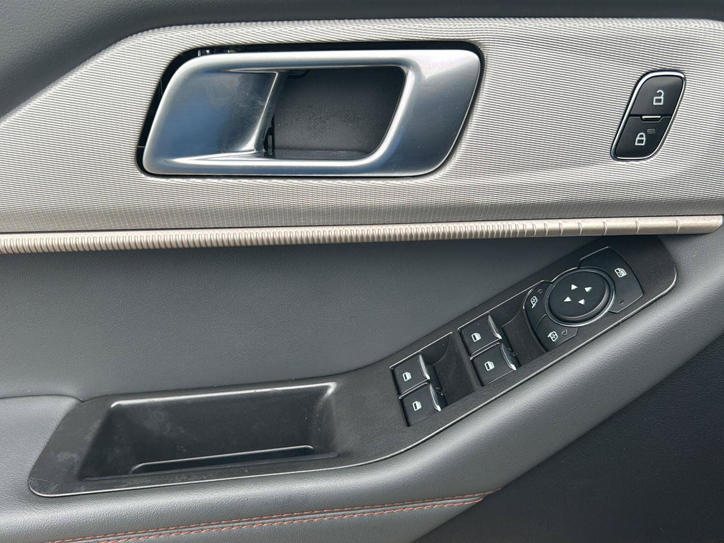 Certified 2025 Ford Explorer Active RWD image 9