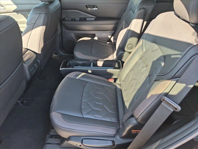 Used 2026 Nissan Pathfinder Platinum FWD image 18