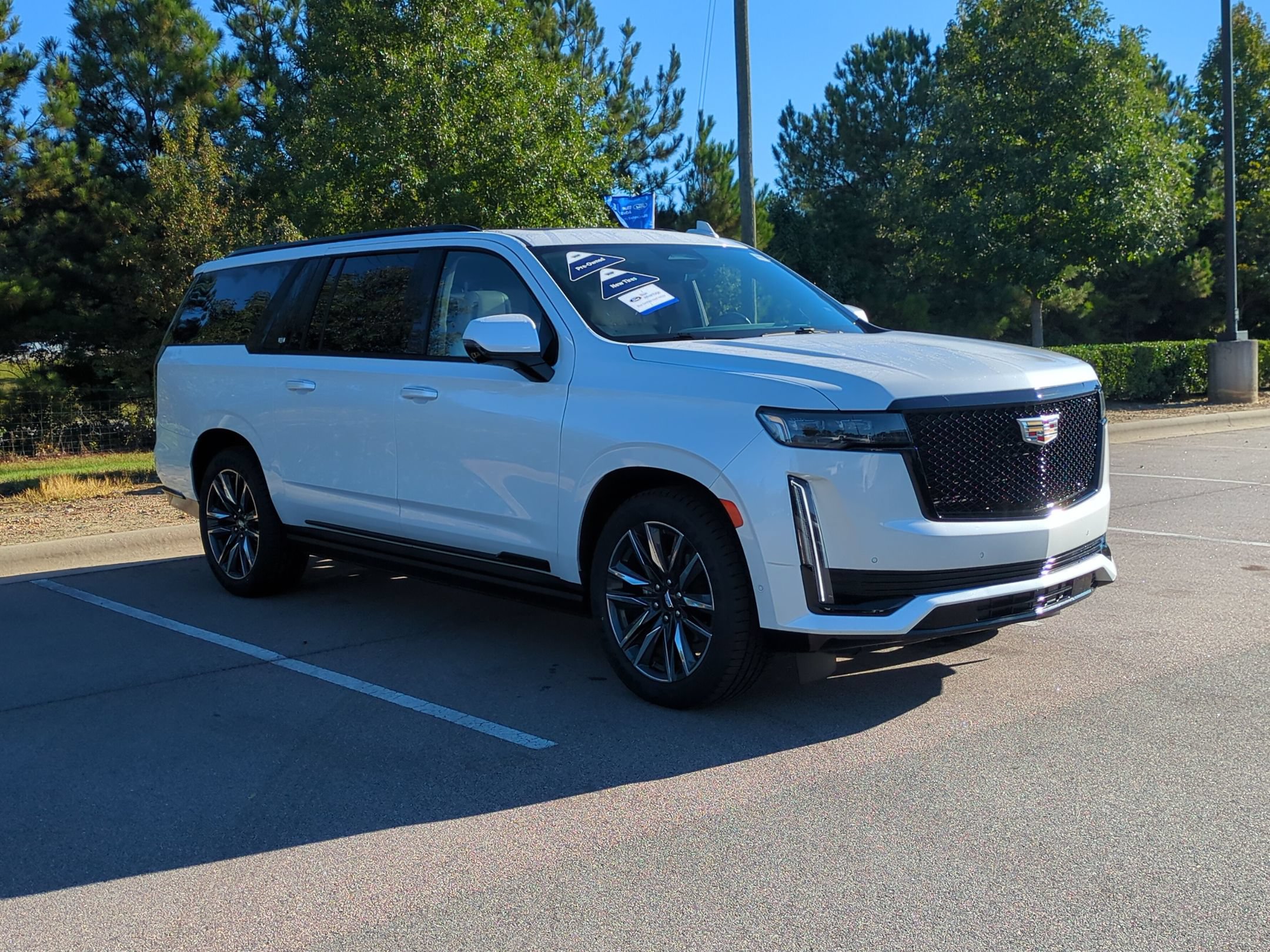 Used 2024 Cadillac Escalade ESV Sport Platinum AWD/4WD image 2