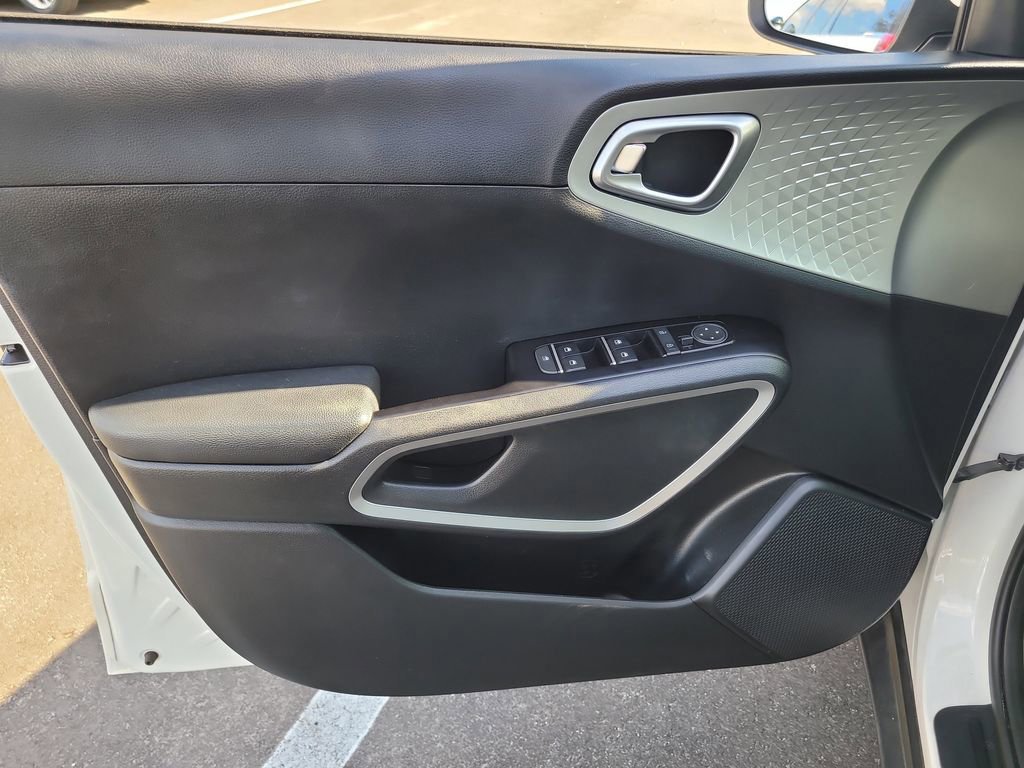 Used 2022 Kia Soul LX image 13