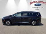 Used 2017 Chrysler Pacifica Platinum image 2