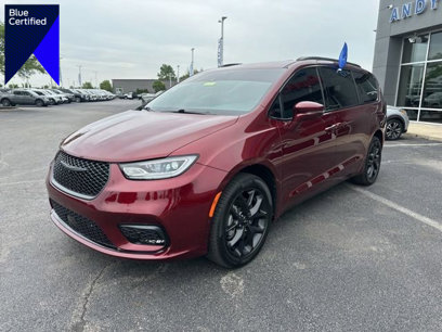 Used 2022 Chrysler Pacifica Limited w/ Uconnect Theater Family Group