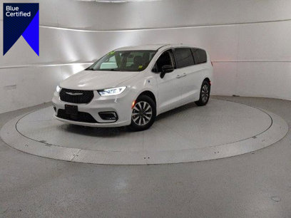 Used 2024 Chrysler Pacifica Select