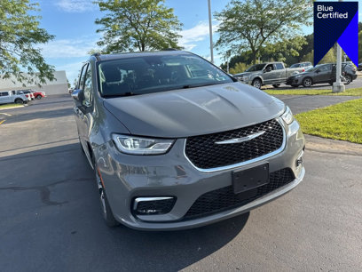 Used 2022 Chrysler Pacifica Limited w/ Uconnect Theater Family Group