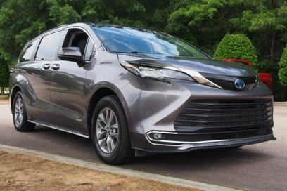 Used 2021 Toyota Sienna XLE