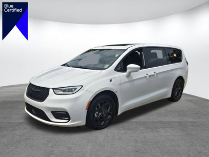 Used 2022 Chrysler Pacifica Limited w/ Uconnect Theater Family Group