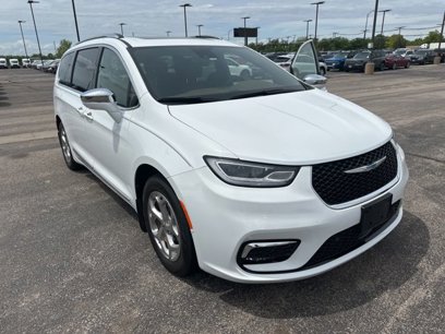 Used 2021 Chrysler Pacifica Limited w/ Uconnect Theater Family Group
