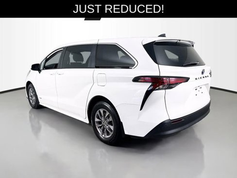Used 2021 Toyota Sienna LE image 5