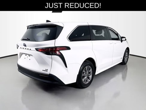 Used 2021 Toyota Sienna LE image 3