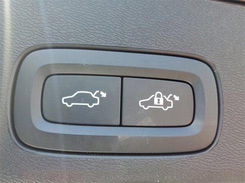 Used 2023 Volvo XC60 B5 Plus w/ Climate Package image 8