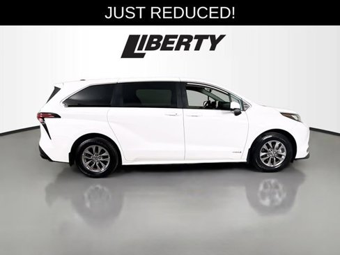 Used 2021 Toyota Sienna LE image 2